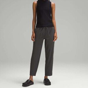 NWT Lululemon Tapered Leg Mid-Rise 7/8 Length Pants - Size Med
